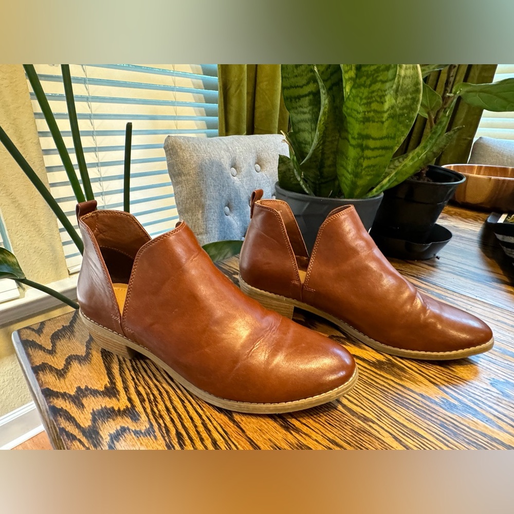 Brown Universal Thread booties
